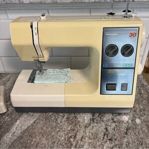 Kenmore 385.1884180 Retro 30 Stitch Sewing Machine W/ Pedal, Extras- Works!